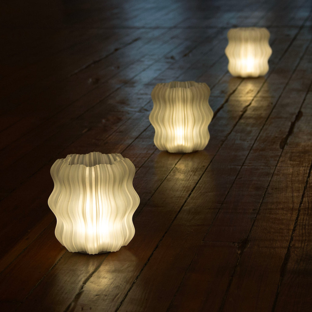 Cordless Mini Wavy Lamp – Rechargeable Sculptural Accent Light